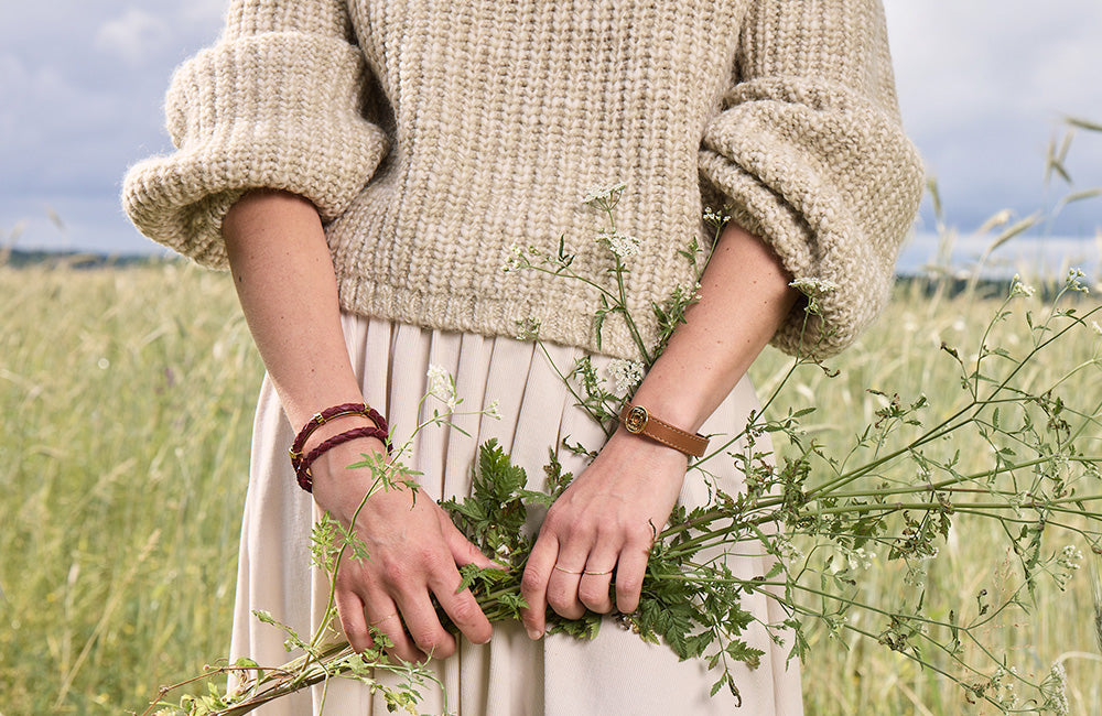 Du cuir et des accessoires dorés ou nickelés, réveillés de touches discrètes de couleur... la signature de la Maison Renouard pour une collection de bijoux d'exception.
