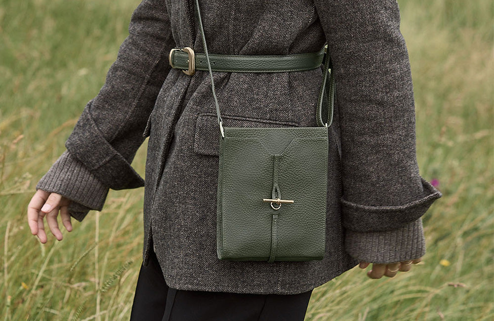 Pour sublimer vos tenues de soirée ou de cérémonie, ou pour n'emporter que l'essentiel lors de vos balades, la gamme "mini sacs et pochettes" offre un large choix de modèles pour toutes occasions.&nbsp;
