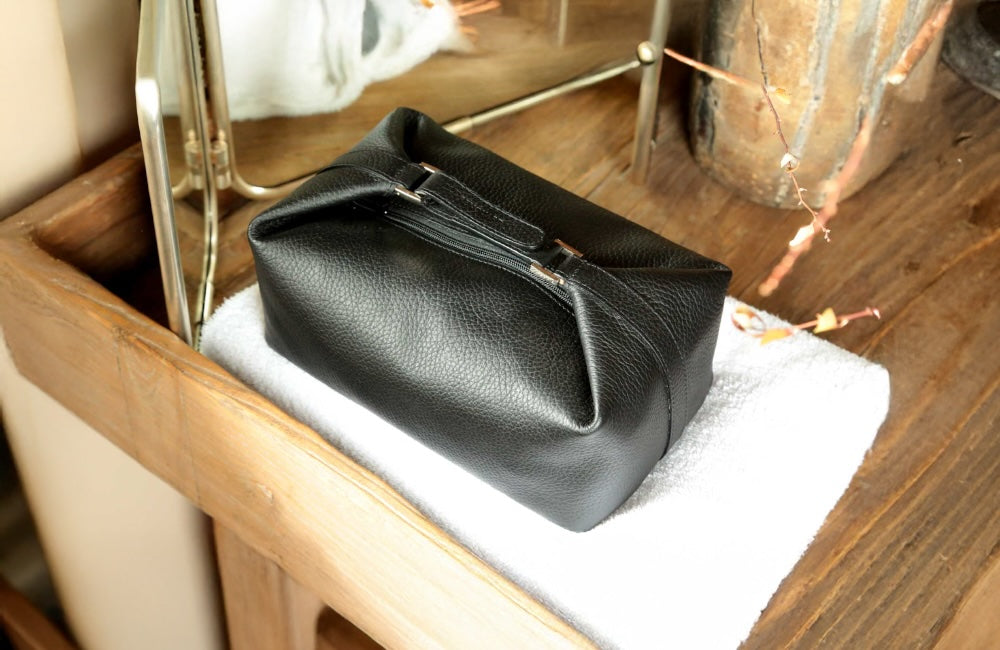 Découvrez notre gamme de pochettes et trousses : organisateur de sac, pochette téléphone, trousse de voyage, étui à lunettes ou encore boîte à bijoux !