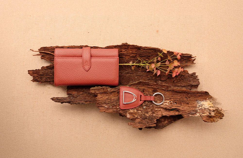 Indispensable au quotidien, la collection de porte-clés Renouard propose cet accessoire en cuir vachette pleine fleur, en agneau, dans des formes, tailles et coloris différents.