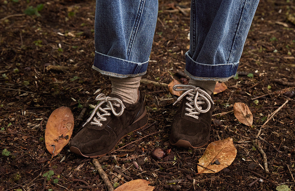 Nos sneakers Clara se déclinent en cuir lisse et cuir nubuck chocolat. 