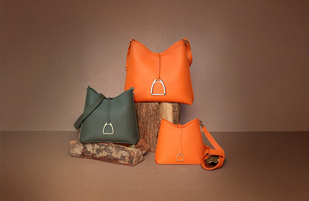 Le sac Cob est un sac intemporel rendant hommage aux origines équestres de la Maison Renouard : la bourrellerie.
