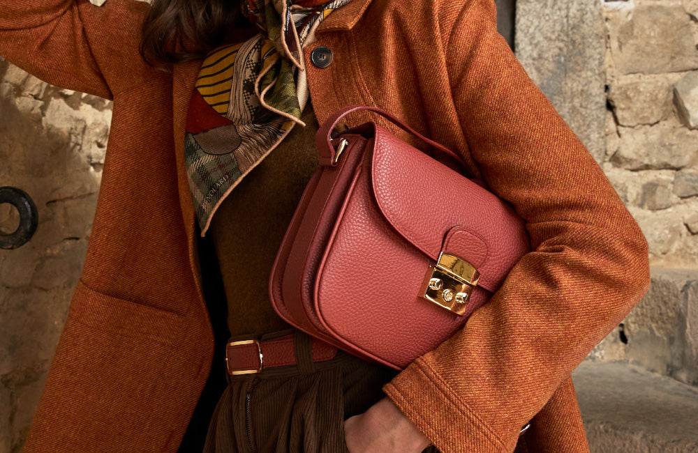 Découvrez la chaleur du cuir vachette pleine fleur façon vigogne terracotta. Son charme naturel et sa texture douce subliment sacs, accessoires et chaussures avec caractère et élégance.