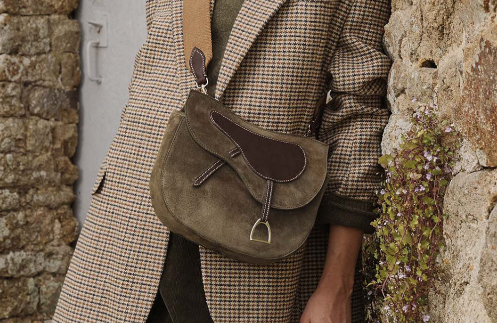 Appréciez l’intensité du cuir veau velours truffe. Sa texture souple et raffinée habille sacs, accessoires et chaussures d’un charme intemporel.