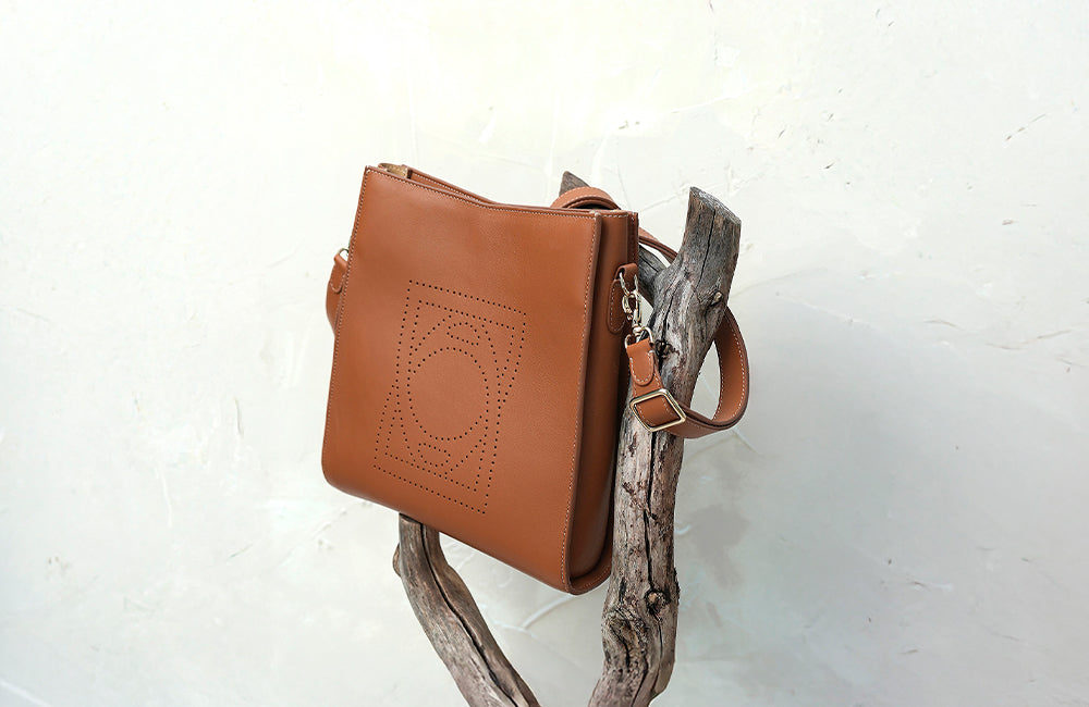Découvrez le charme du cuir vintage camel. Son aspect patiné et son toucher authentique confèrent à nos sacs, accessoires et chaussures une allure intemporelle et raffinée.