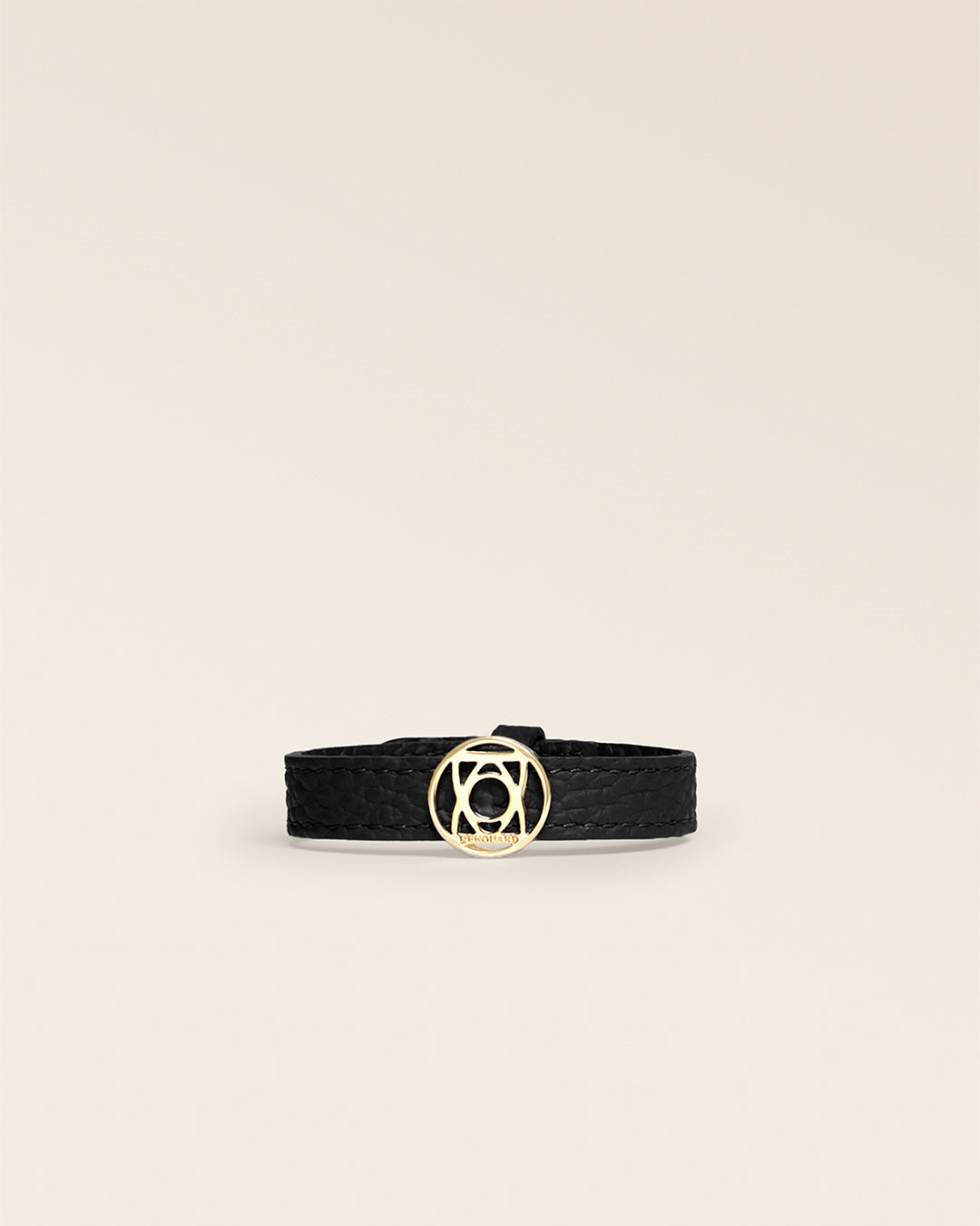 Notre bracelet Alezan en cuir vigogne noir doré, vue de face.