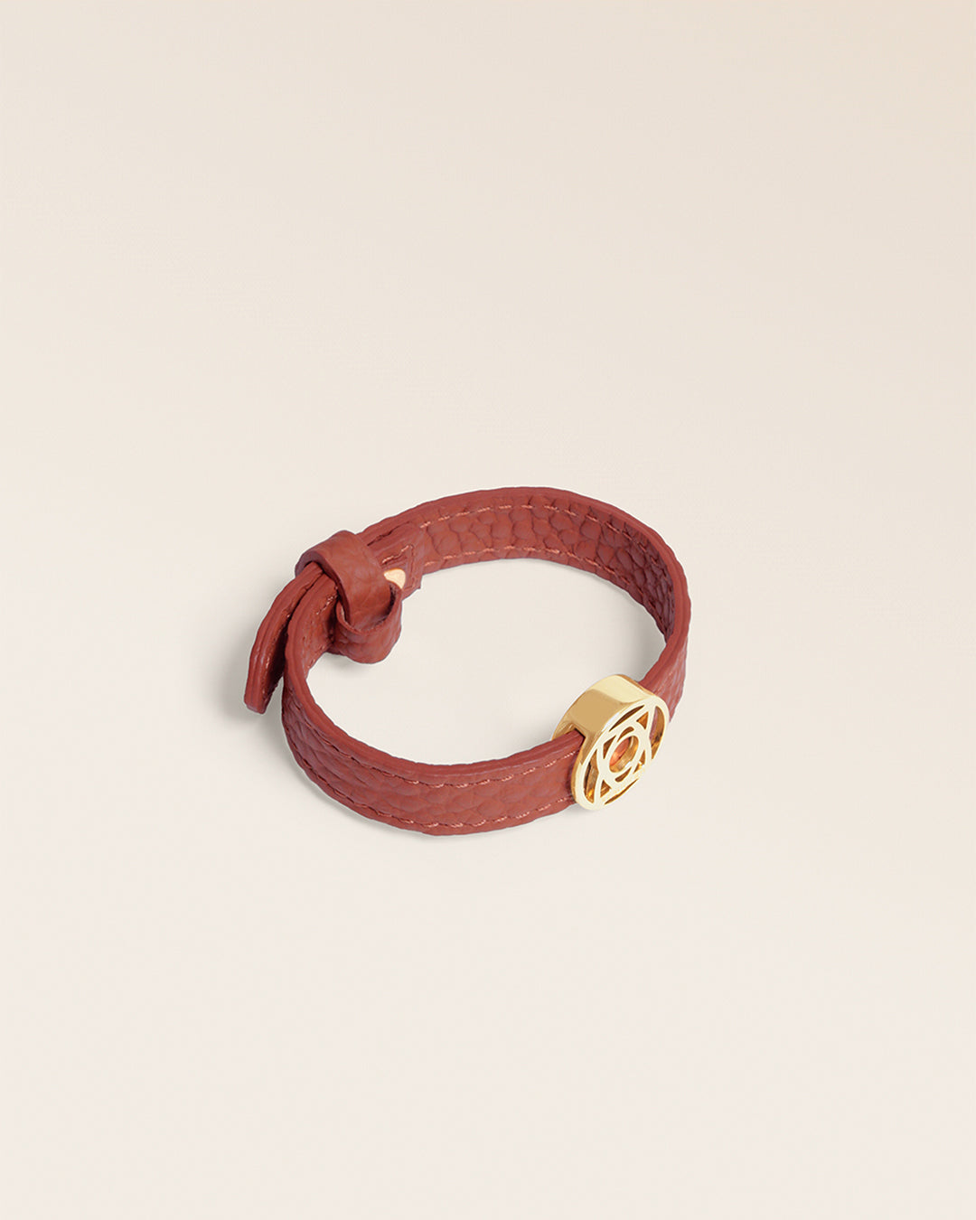 Notre bracelet Alezan en cuir vigogne terracotta doré, vue de quart.