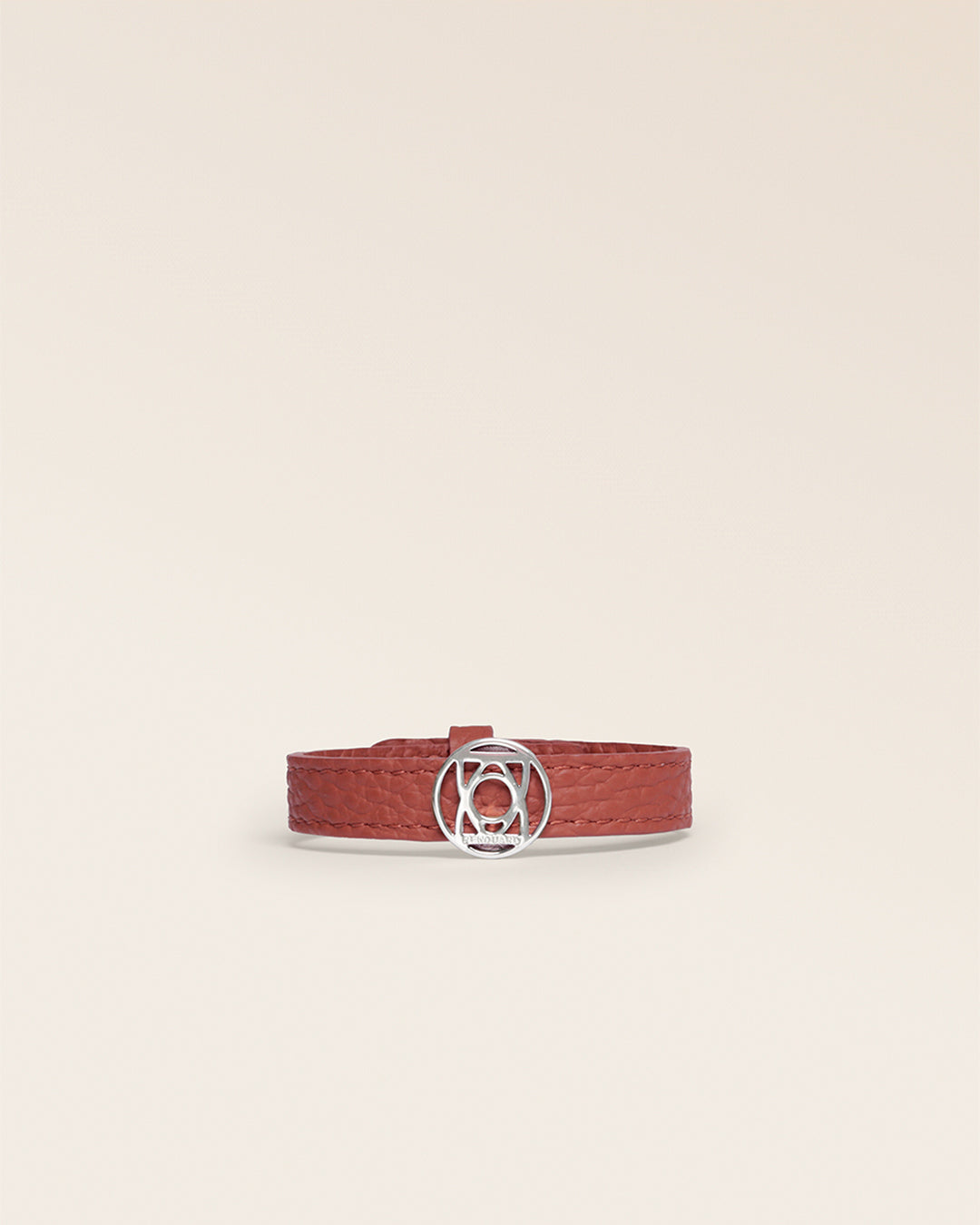 Notre bracelet Alezan en cuir vigogne terracotta nickelé, vue de face.
