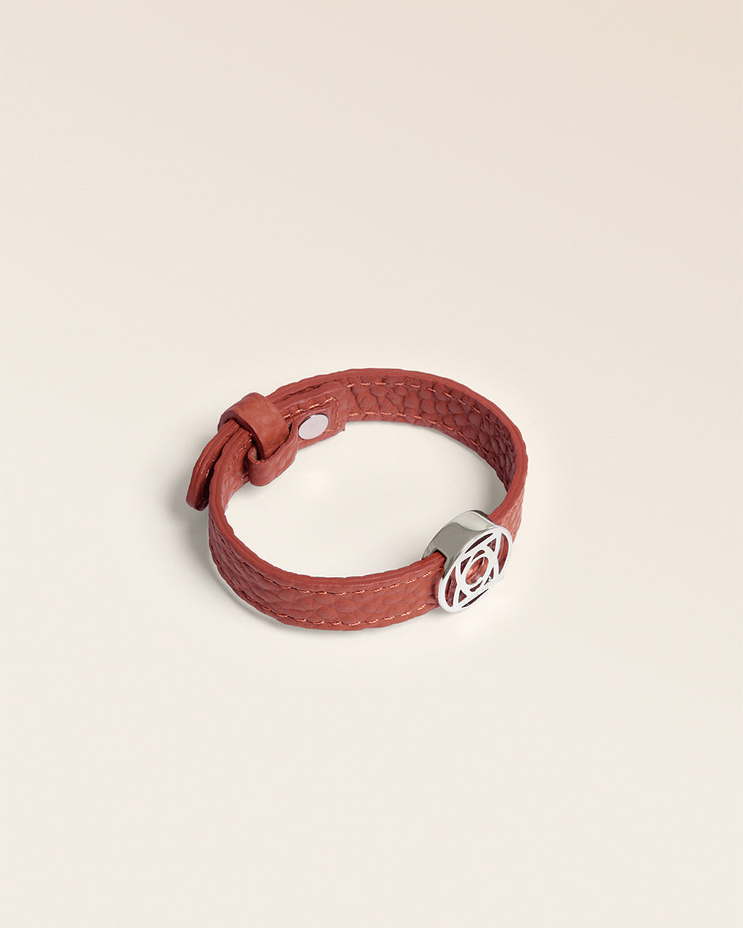 Notre bracelet Alezan en cuir vigogne terracotta nickelé, vue de quart.