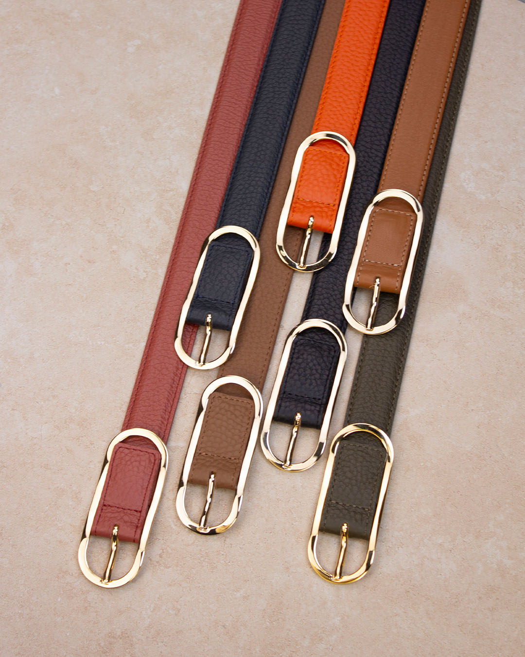 La ceinture Martingale Renouard dans une multitude de déclinaisons de cuir façon vigogne et cuir lisse camel. 