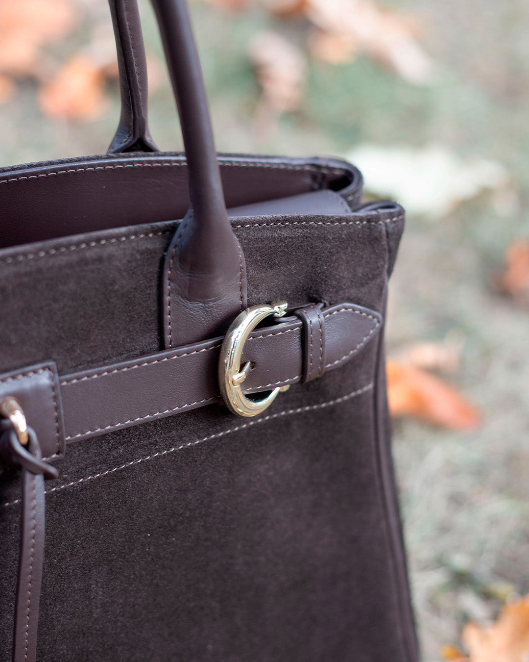 Le sac Prestige PM Renouard en cuir veau velours espresso et lisse ébène, vu de près en ambiance.