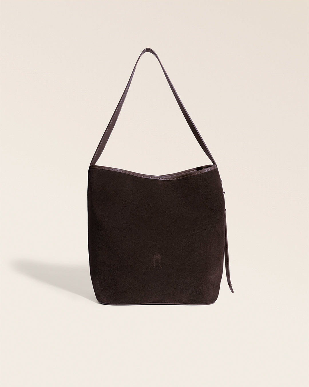 Le sac Rio Renouard en cuir veau velours espresso et lisse ébène, vu de face en studio.