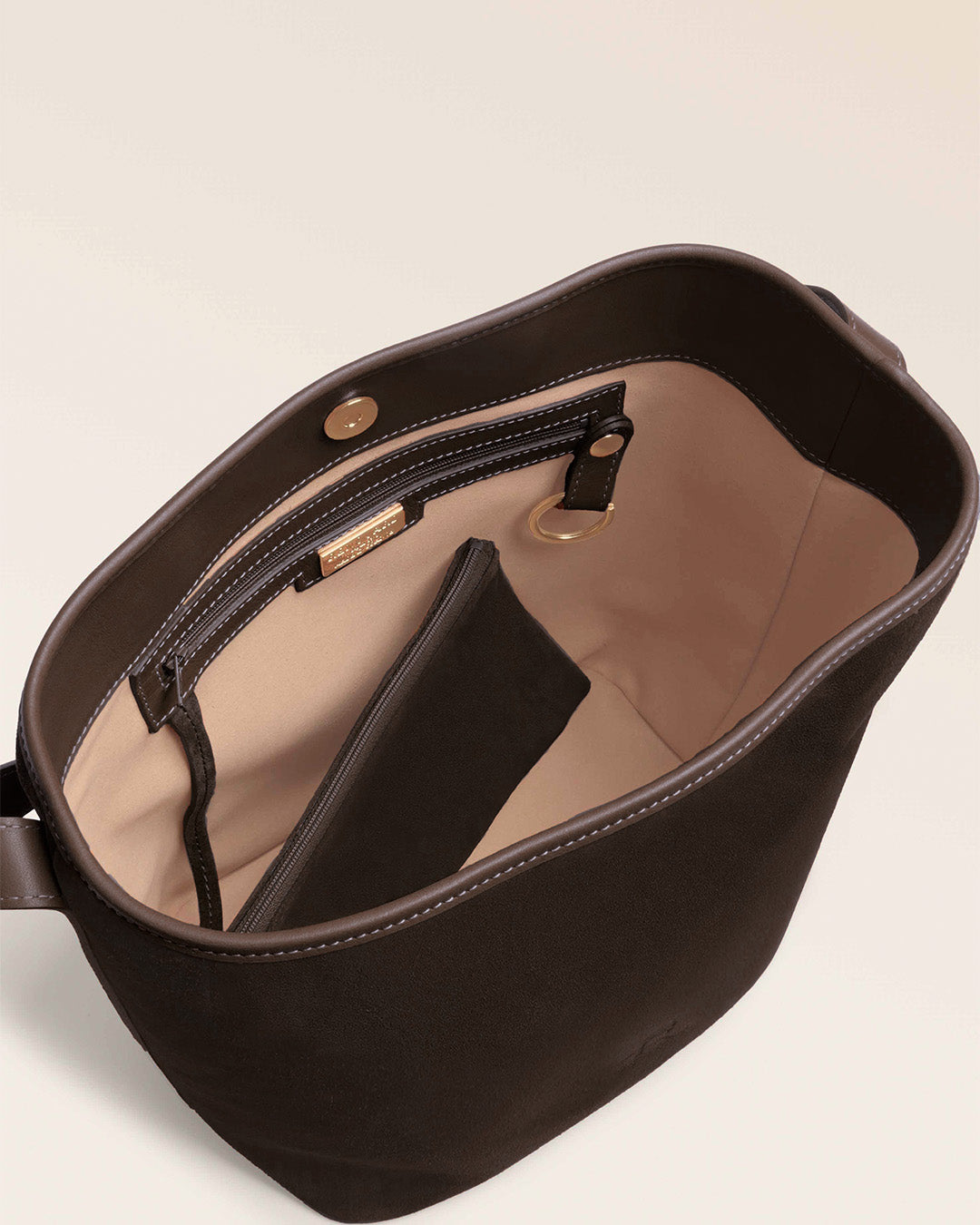 Le sac Rio Renouard en cuir veau velours espresso et lisse ébène, vu ouvert en studio.
