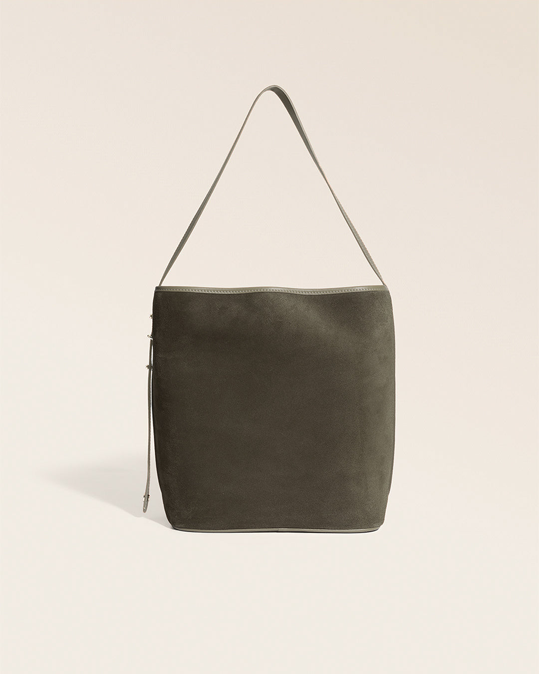 Le sac Rio Renouard en cuir veau velours truffe et lisse truffe, vu de dos en studio.
