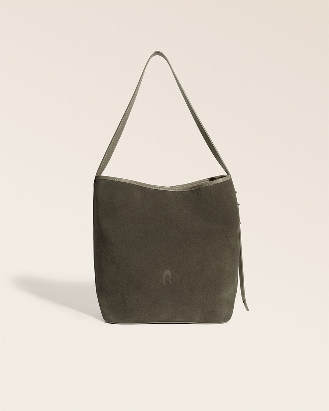 Le sac Rio Renouard en cuir veau velours truffe et lisse truffe, vu de face en studio.