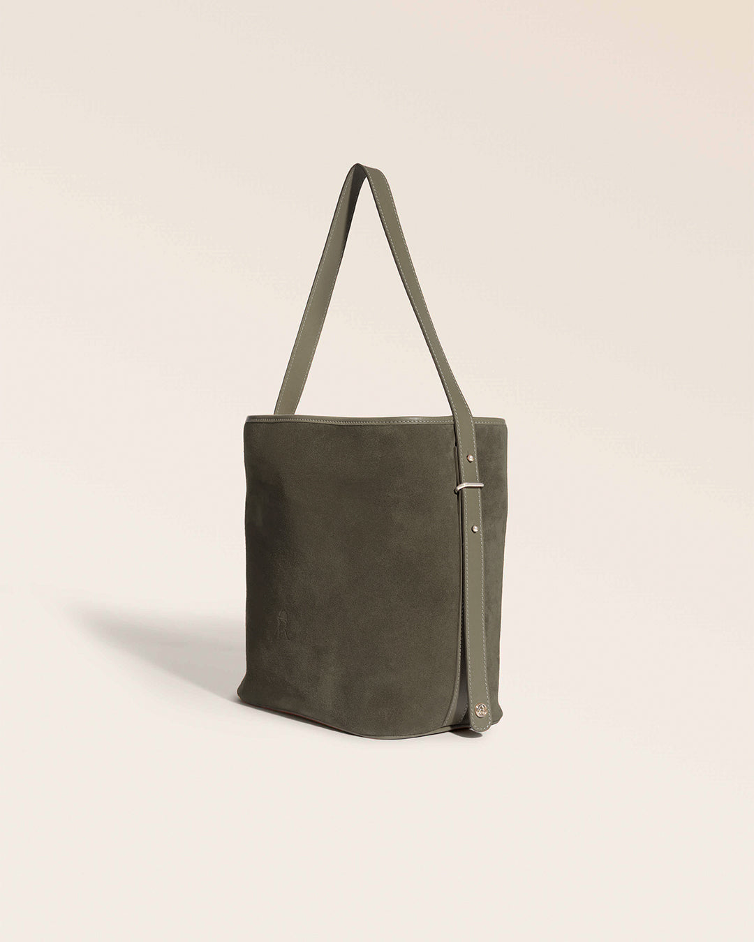 Le sac Rio Renouard en cuir veau velours truffe et lisse truffe, vu de quart en studio.