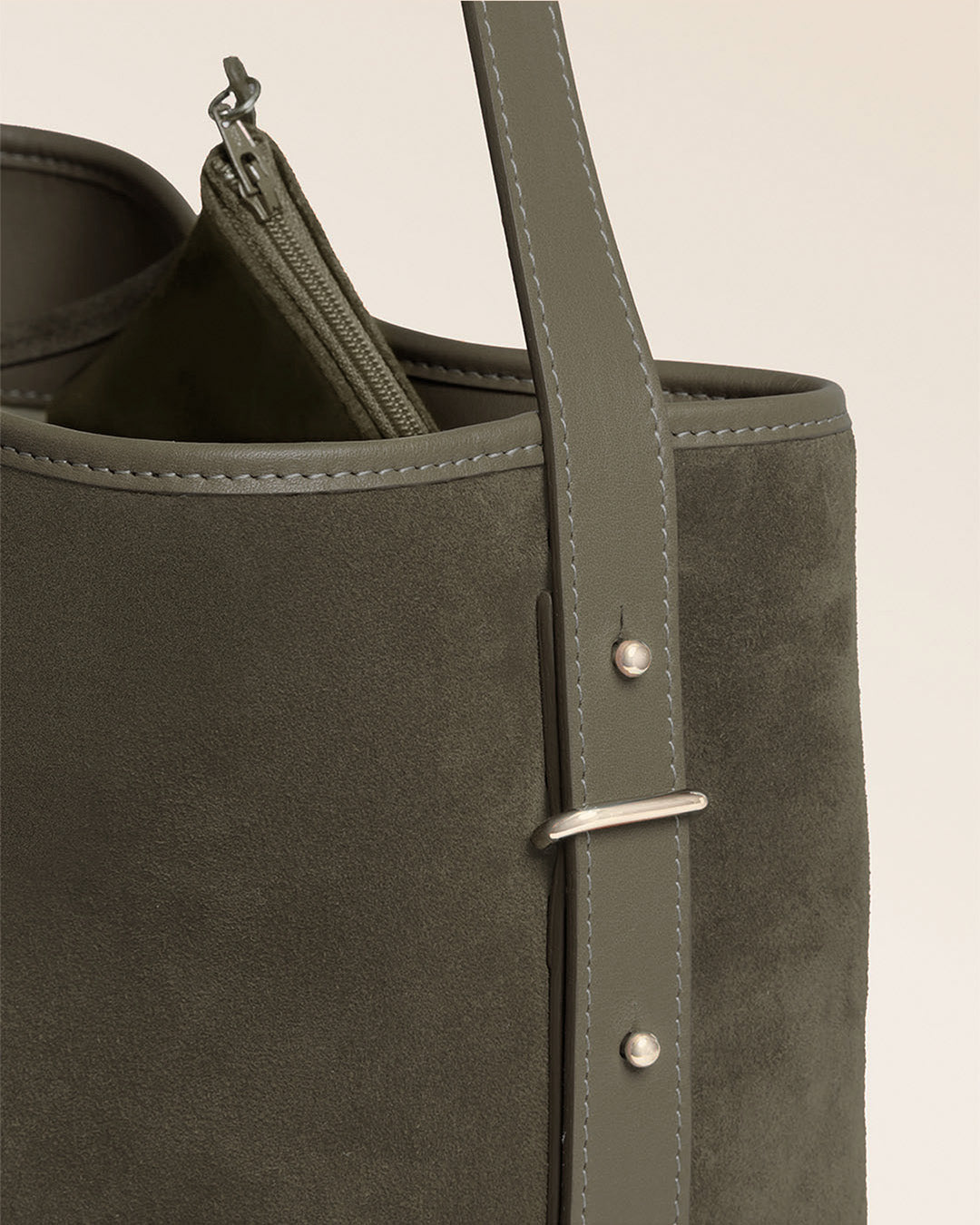 Le sac Rio Renouard en cuir veau velours truffe et lisse truffe, vu de près en studio.