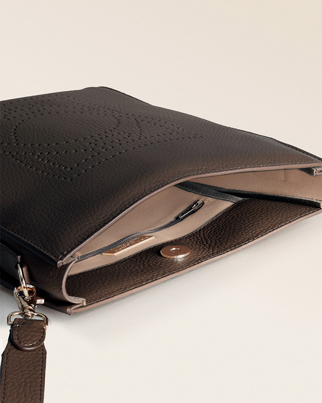 Le sac Mini Étrivière Renouard en cuir façon vigogne chocolat et bandoulière cuir, vu ouvert en studio.