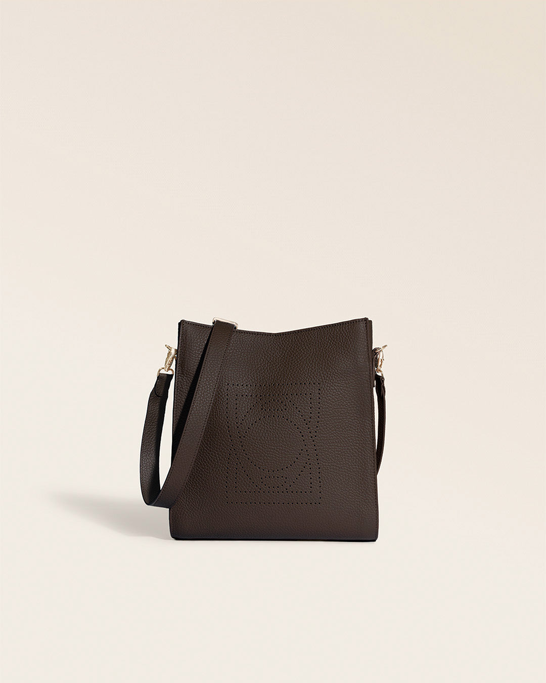 Le sac Mini Étrivière Renouard en cuir façon vigogne chocolat et bandoulière cuir, vu de face en studio.