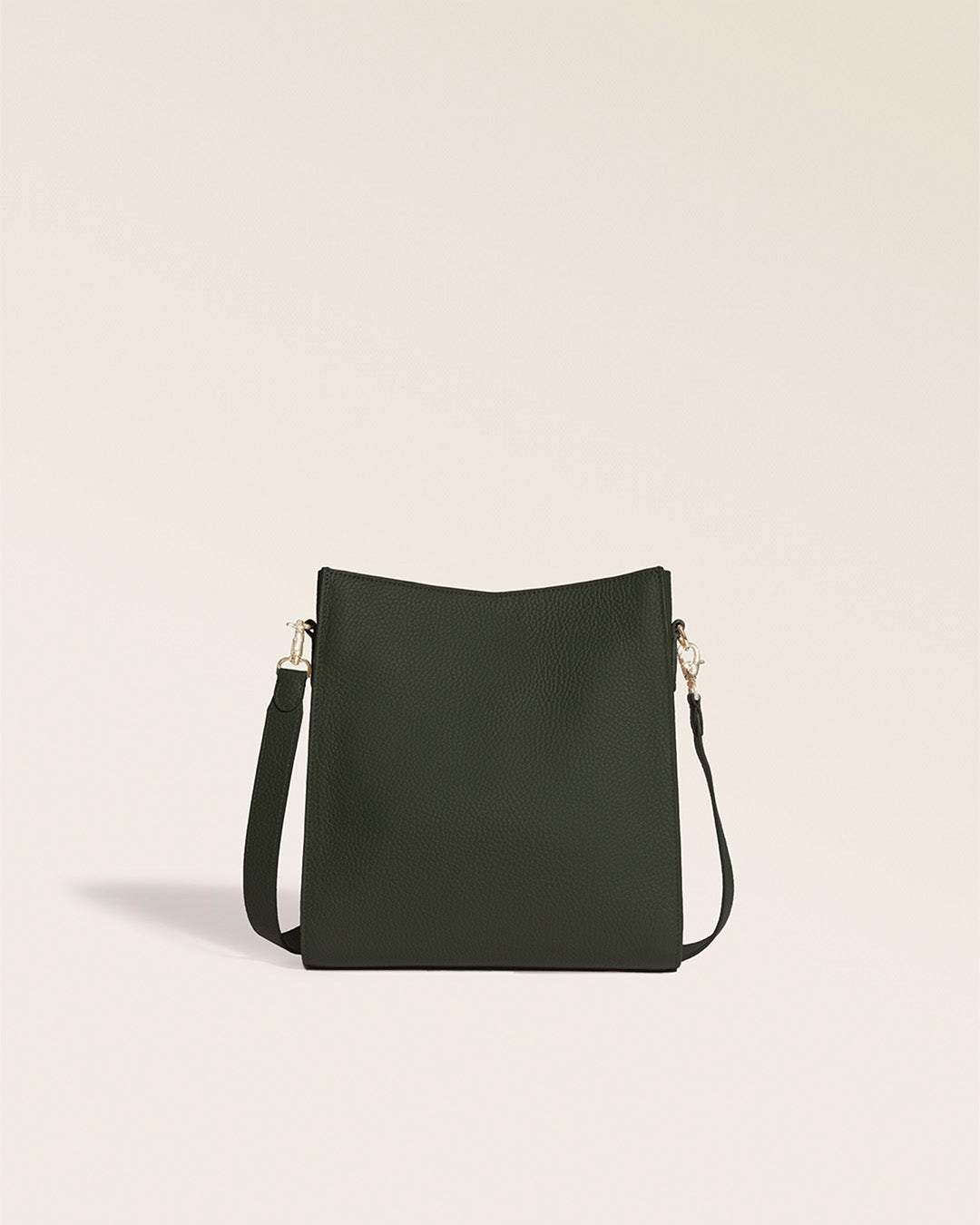 Le sac Mini Étrivière Renouard en cuir façon vigogne kaki et bandoulière cuir, vu de dos en studio.