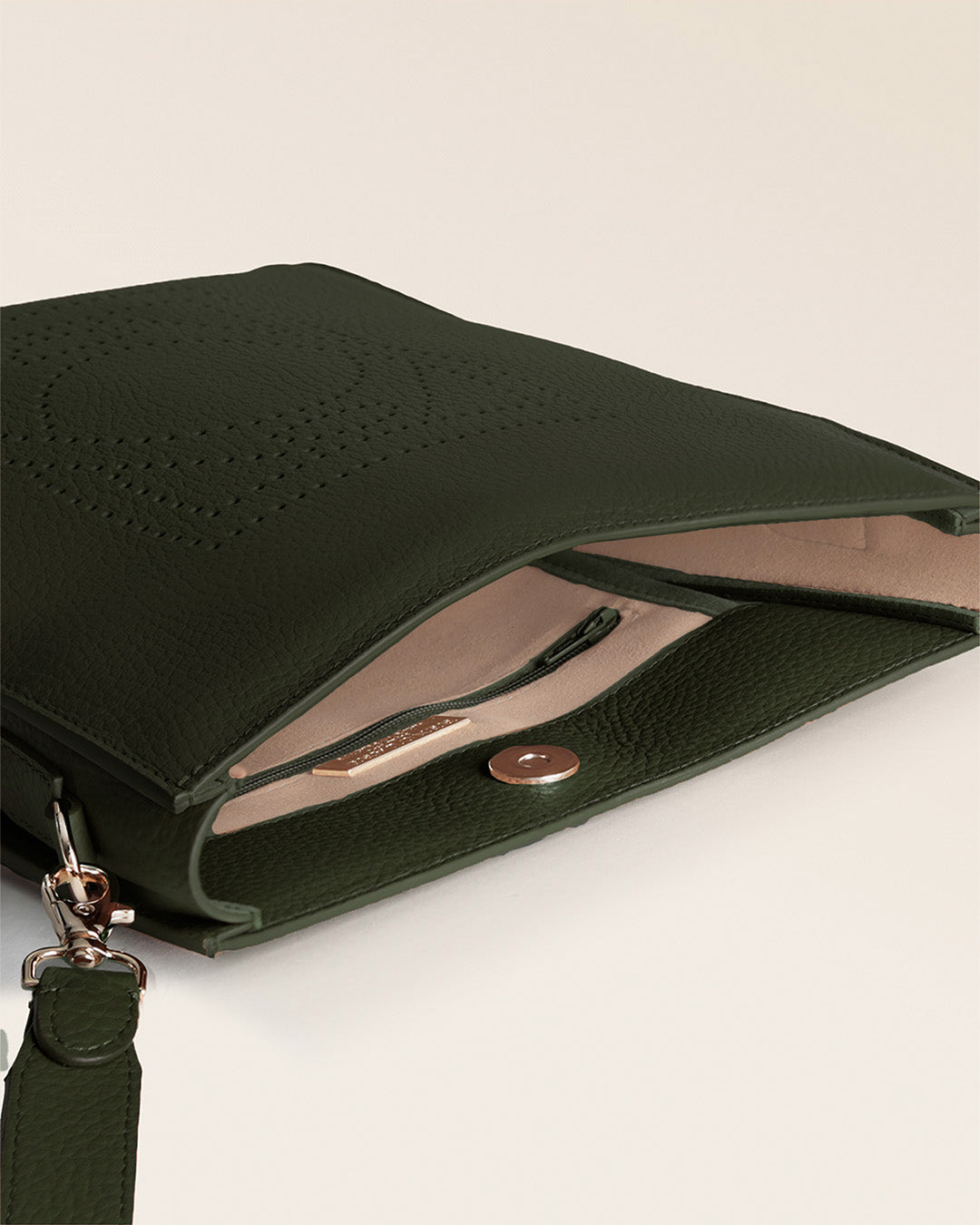 Le sac Mini Étrivière Renouard en cuir façon vigogne kaki et bandoulière cuir, vu ouvert en studio.