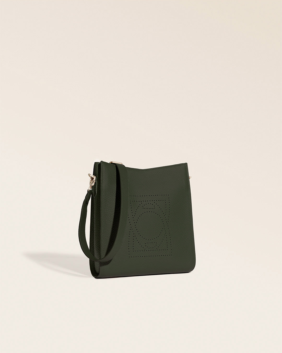 Le sac Mini Étrivière Renouard en cuir façon vigogne kaki et bandoulière cuir, vu de quart en studio.