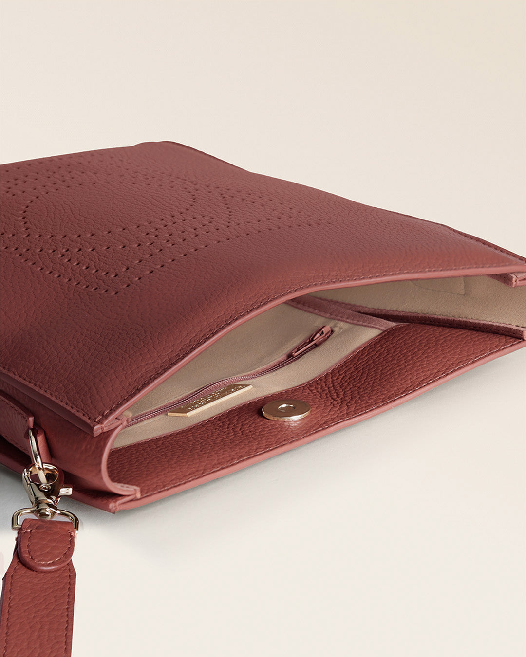 Le sac Mini Étrivière Renouard en cuir façon vigogne terracotta et bandoulière cuir, vu ouvert en studio.