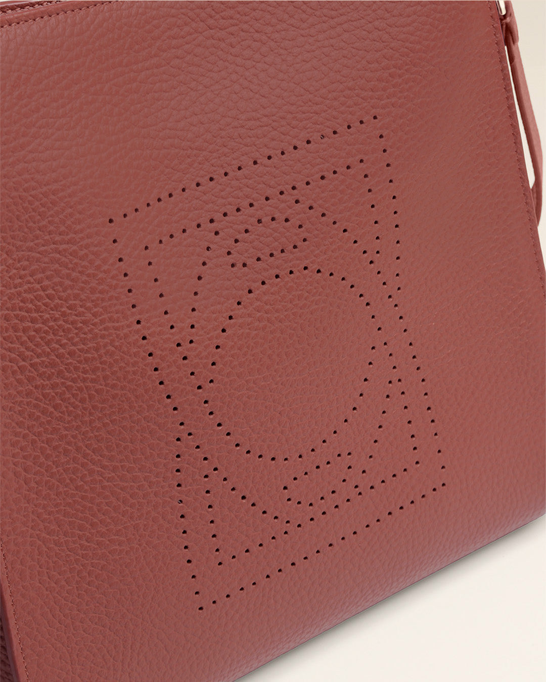 Le sac Mini Étrivière Renouard en cuir façon vigogne terracotta et bandoulière cuir, vu de près en studio.