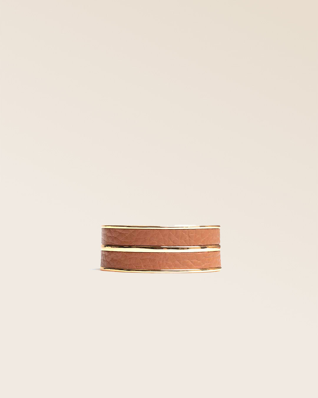 Notre bracelet Adeline en cuir façon vigogne fauve vu de face en studio.