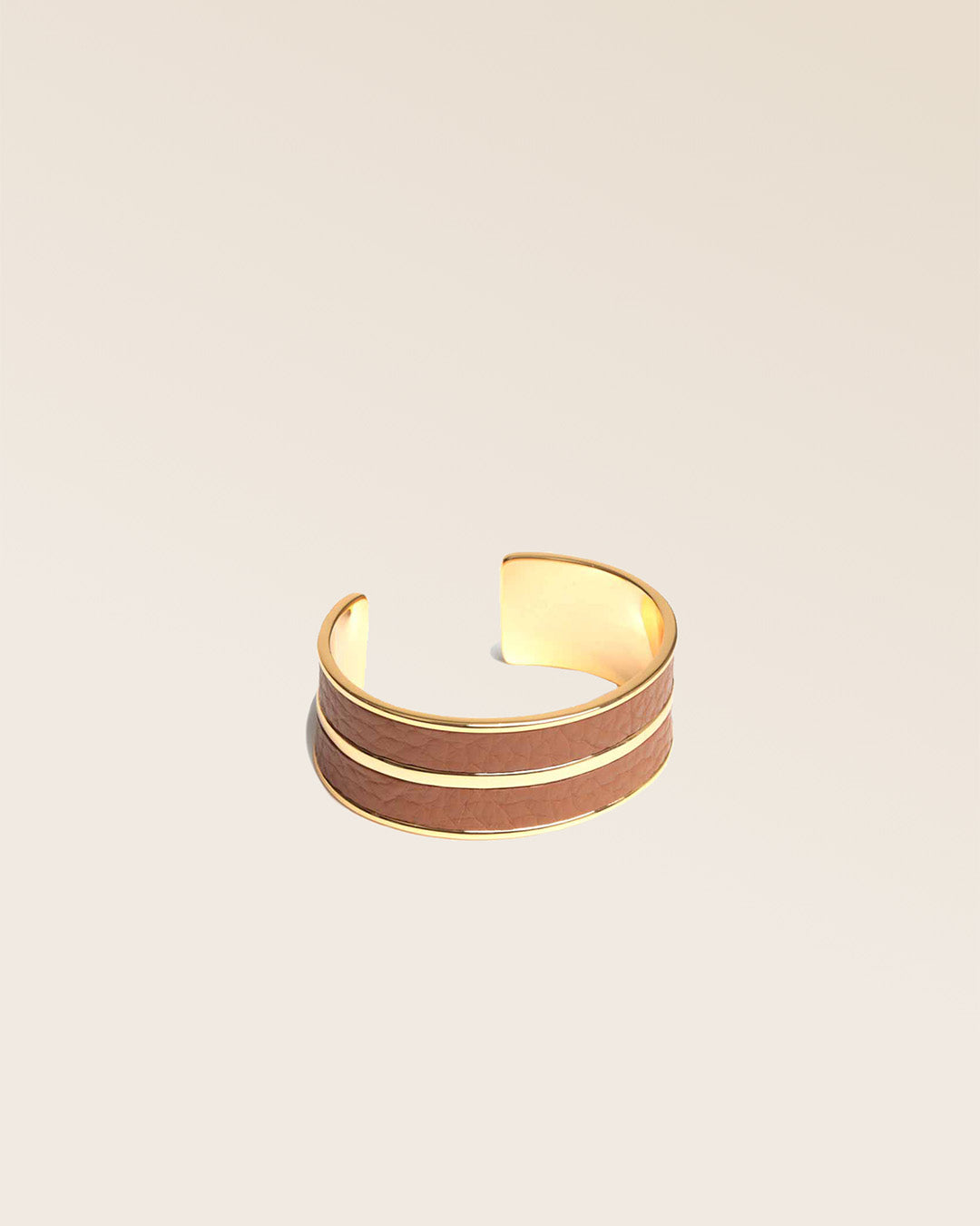 Notre bracelet Adeline en cuir façon vigogne fauve vu de quart en studio.