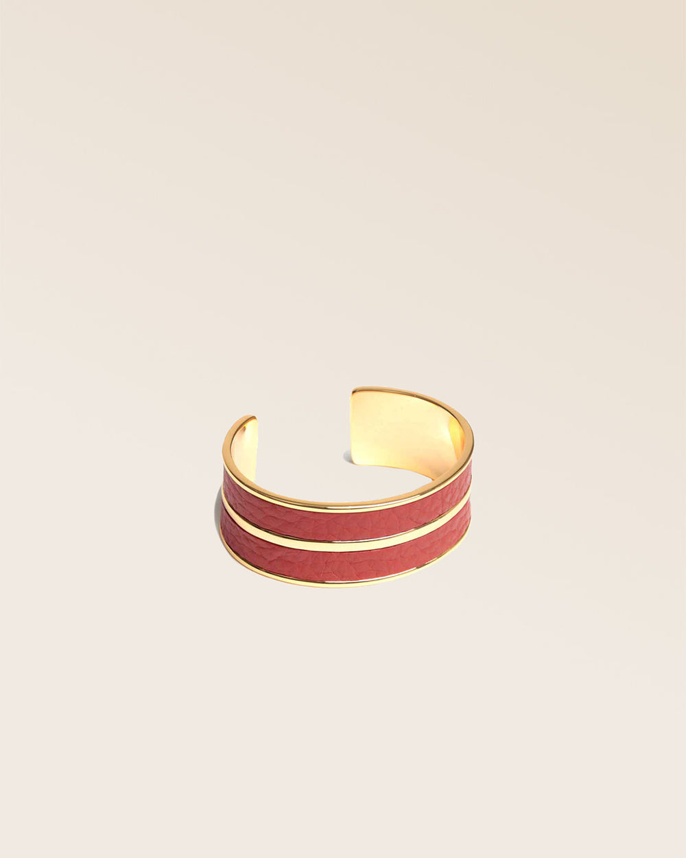 Notre bracelet Adeline en cuir façon vigogne terracotta vu de quart en studio.
