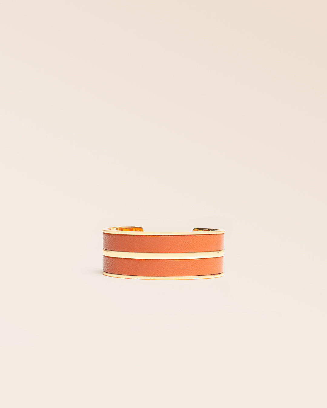 Notre bracelet Adeline en cuir vintage camel vu de face en studio.