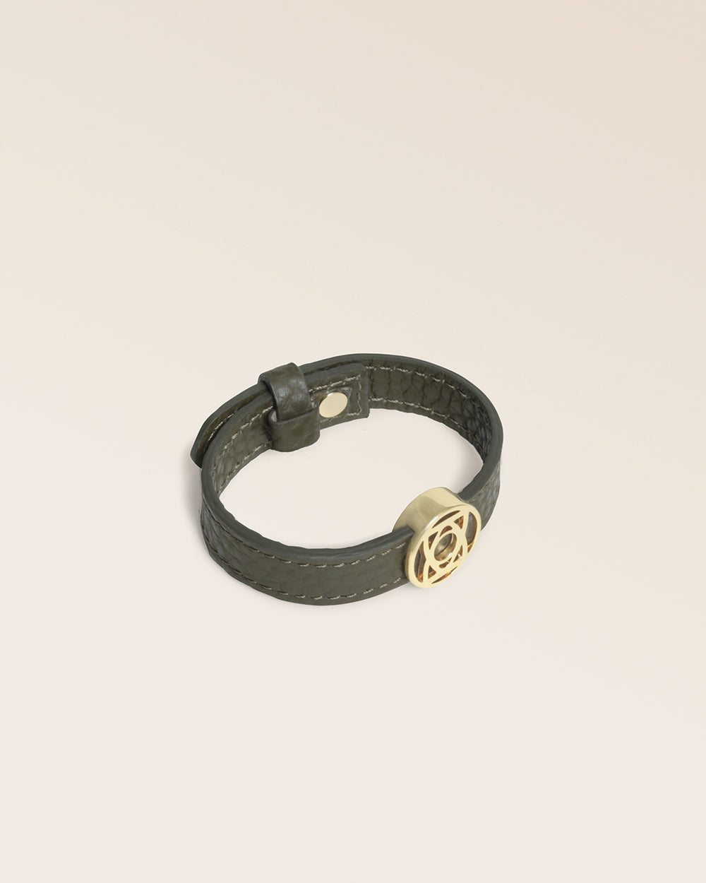 Notre bracelet Alezan Renouard en cuir façon vigogne kaki, vu de quart en studio.