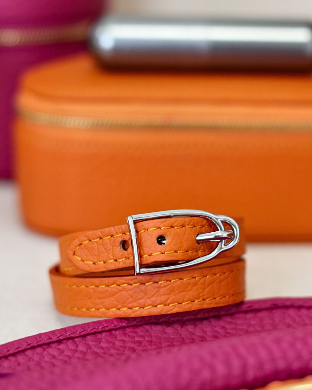 Notre bracelet Derby en cuir façon vigogne orange vu de face en ambiance.