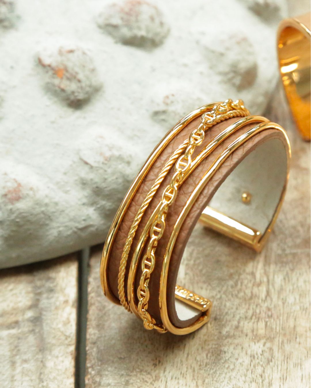 Notre bracelet Dolce Vita en cuir façon vigogne fauve vu en ambiance.
