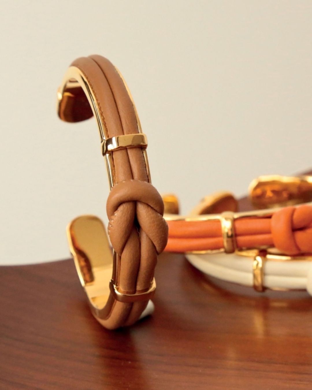 Notre bracelet Doris en cuir d'agneau camel vu de face en ambiance. 