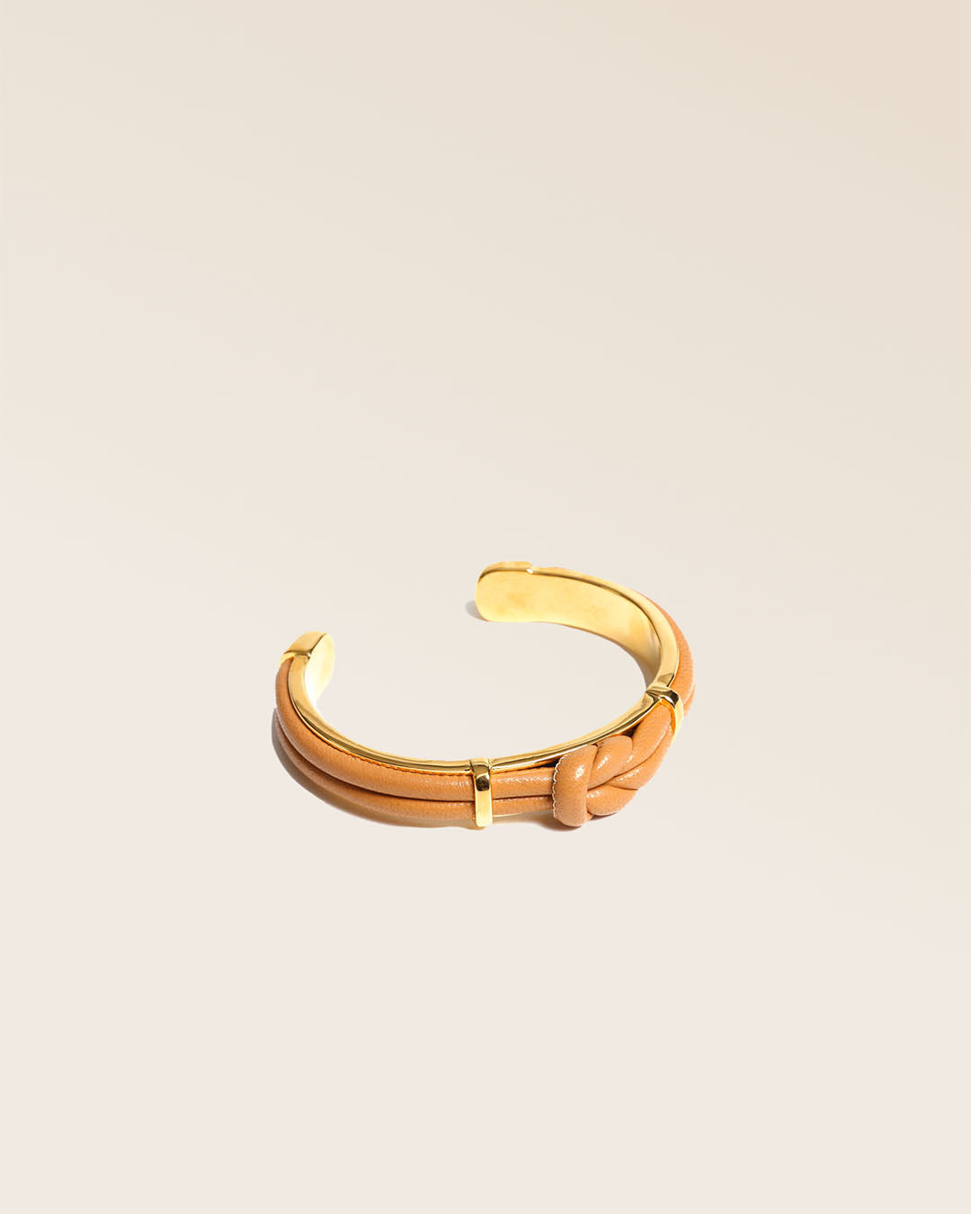 Notre bracelet Doris en cuir d'agneau camel vu de quart en studio. 