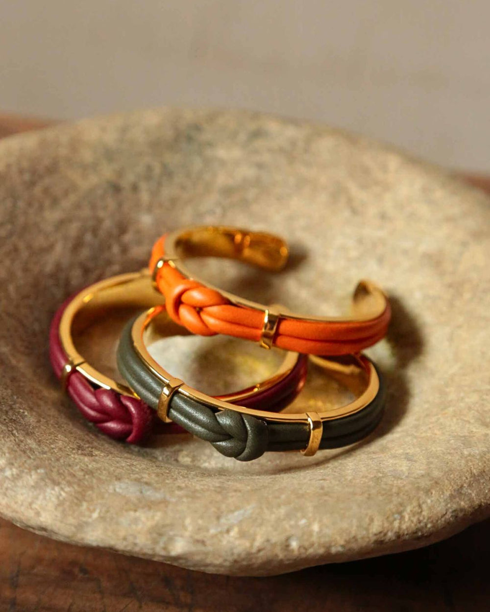 Notre bracelet Doris en cuir d'agneau orange, kaki et bordeaux vu en ambiance.