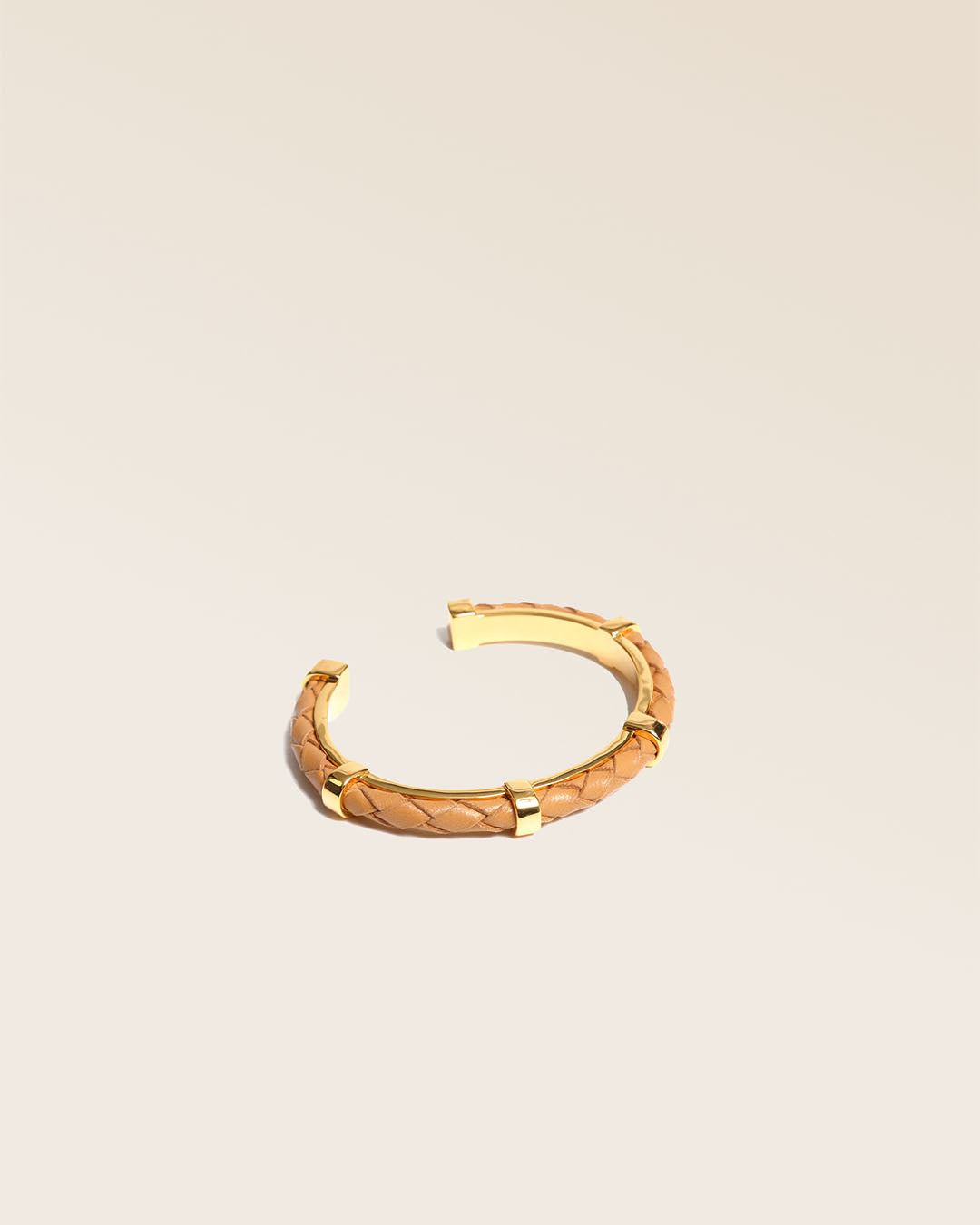 Notre bracelet Lisbonne en cuir d'agneau tressé camel vu de quart en studio.