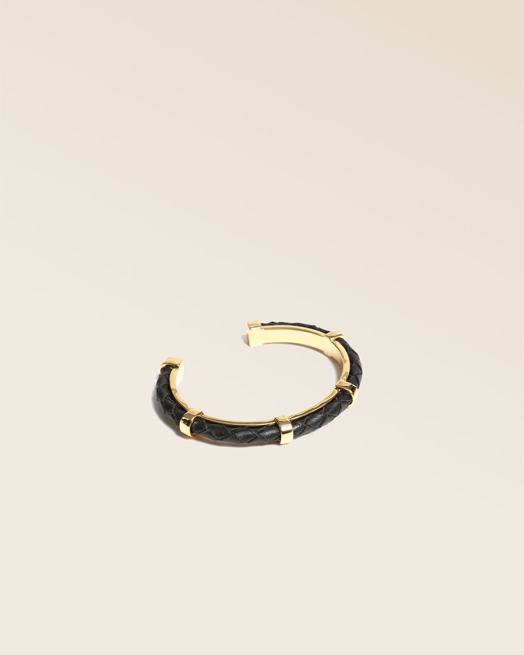 Notre bracelet Lisbonne en cuir d'agneau tressé noir vu de quart en studio