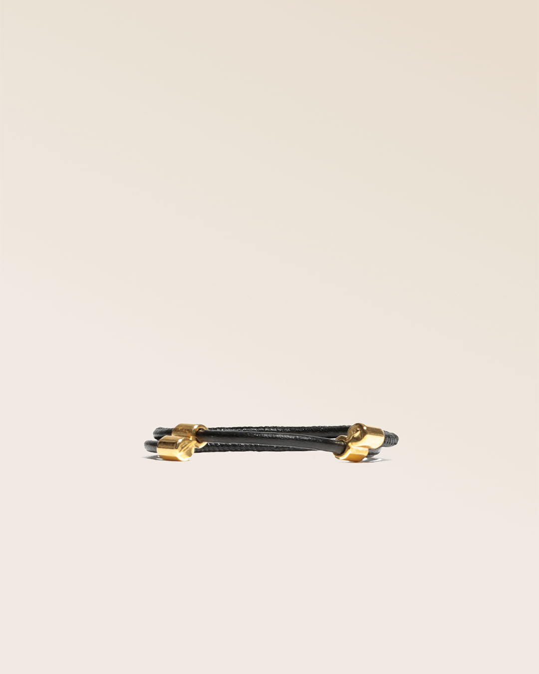 Notre bracelet Mia en cuir d'agneau noir vu de face en studio.