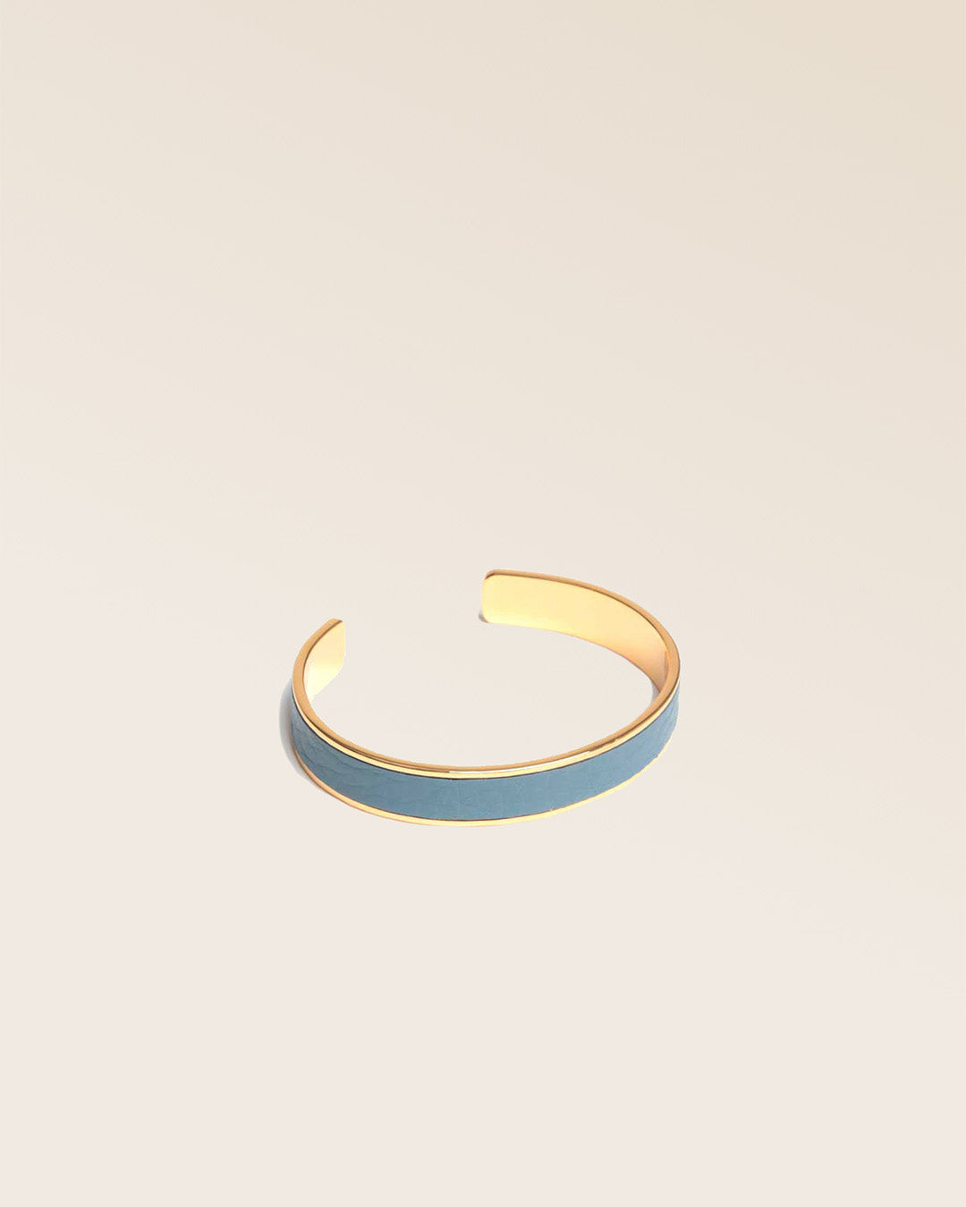 Notre bracelet Pacôme en cuir façon vigogne bleu cobalt et accessoire doré vu de quart en studio.