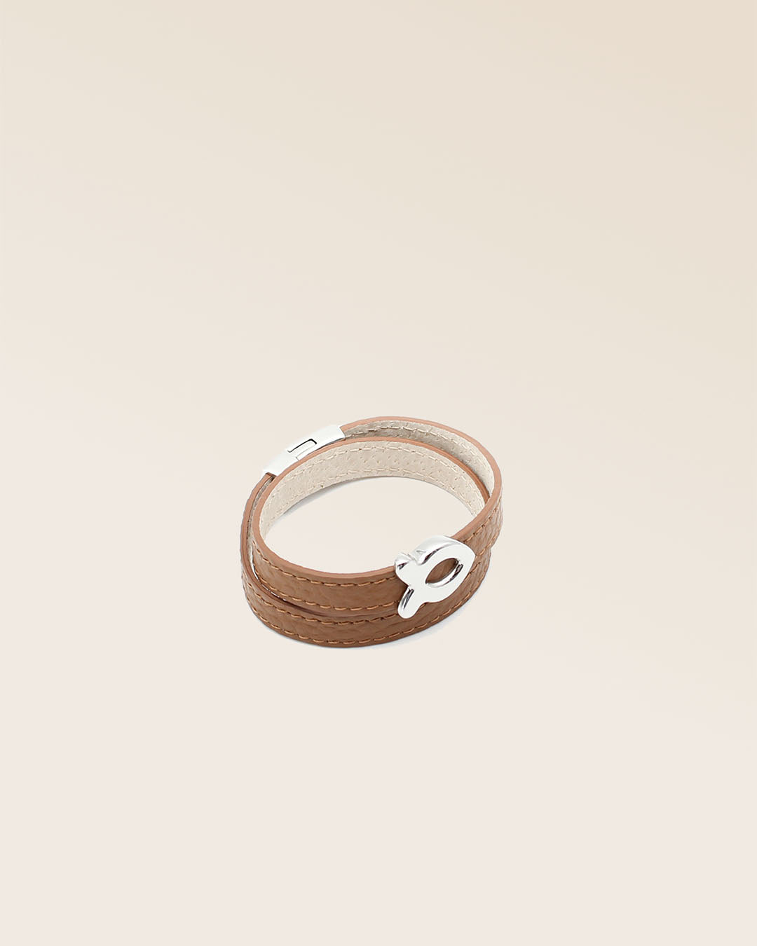 Notre bracelet Sardine nickelé en cuir façon vigogne fauve vu de quart en studio.