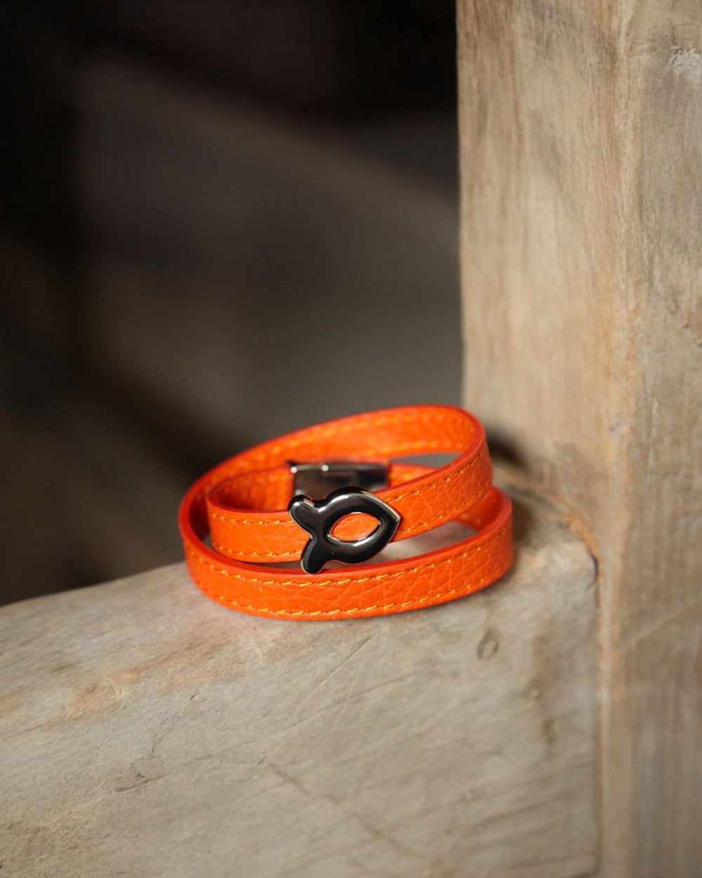Notre bracelet Sardine nickelé en cuir façon vigogne orange vu de face en ambiance. 