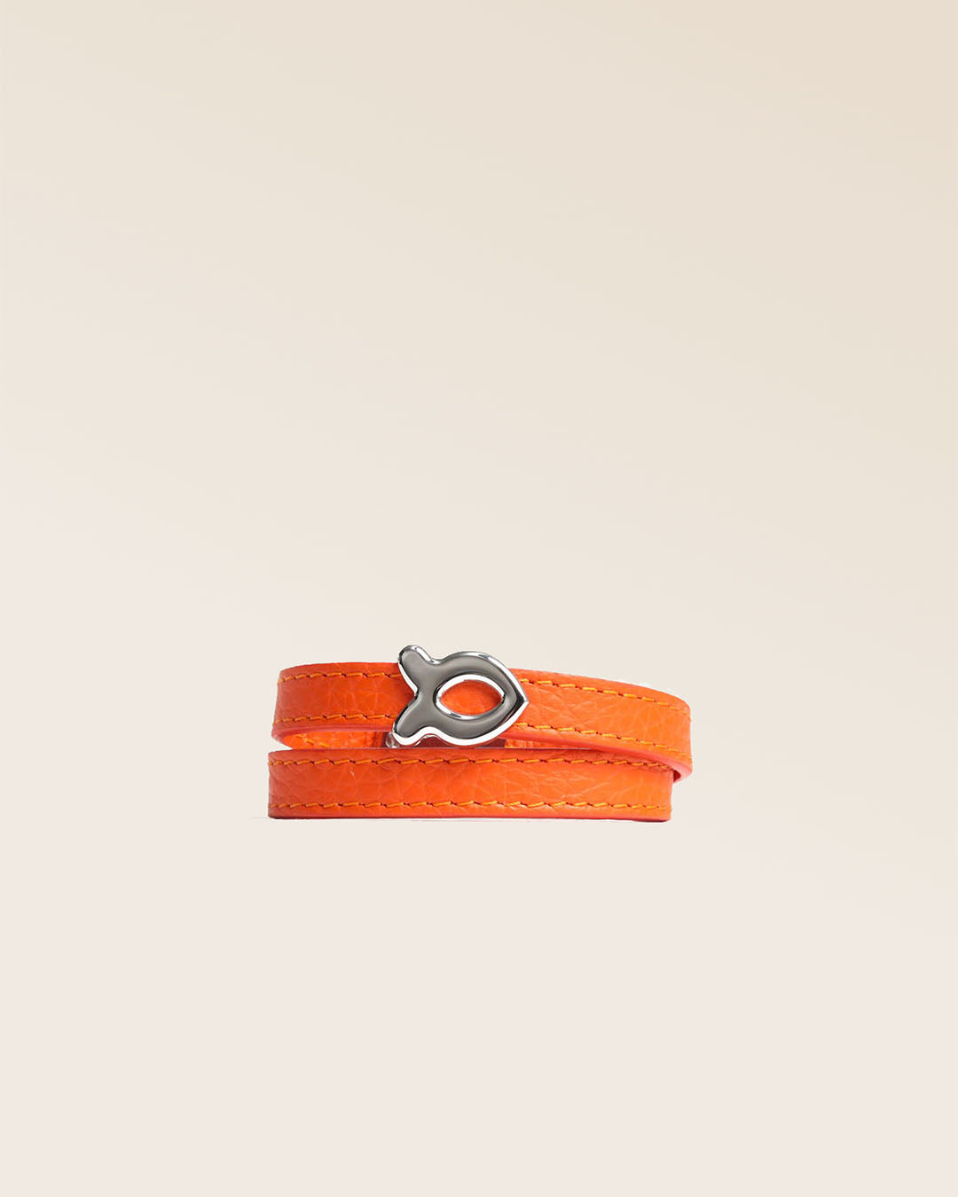 Notre bracelet Sardine nickelé en cuir façon vigogne orange vu de face en studio. 