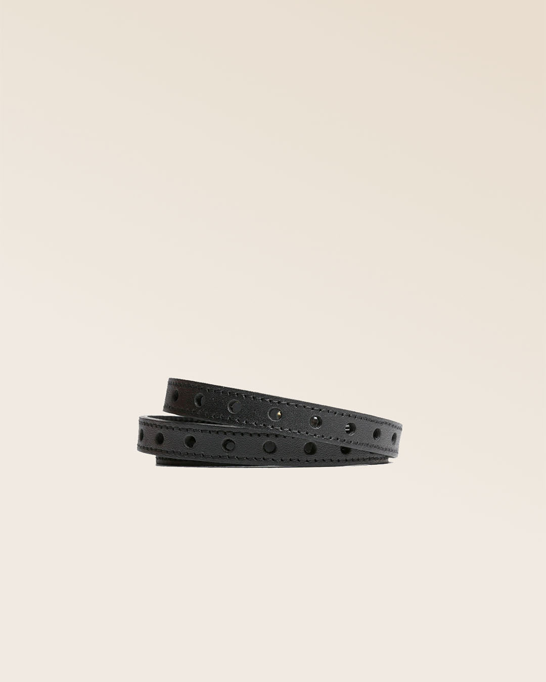 Notre bracelet Totem Renouard en cuir d'agneau perforé noir, vu de face en studio.