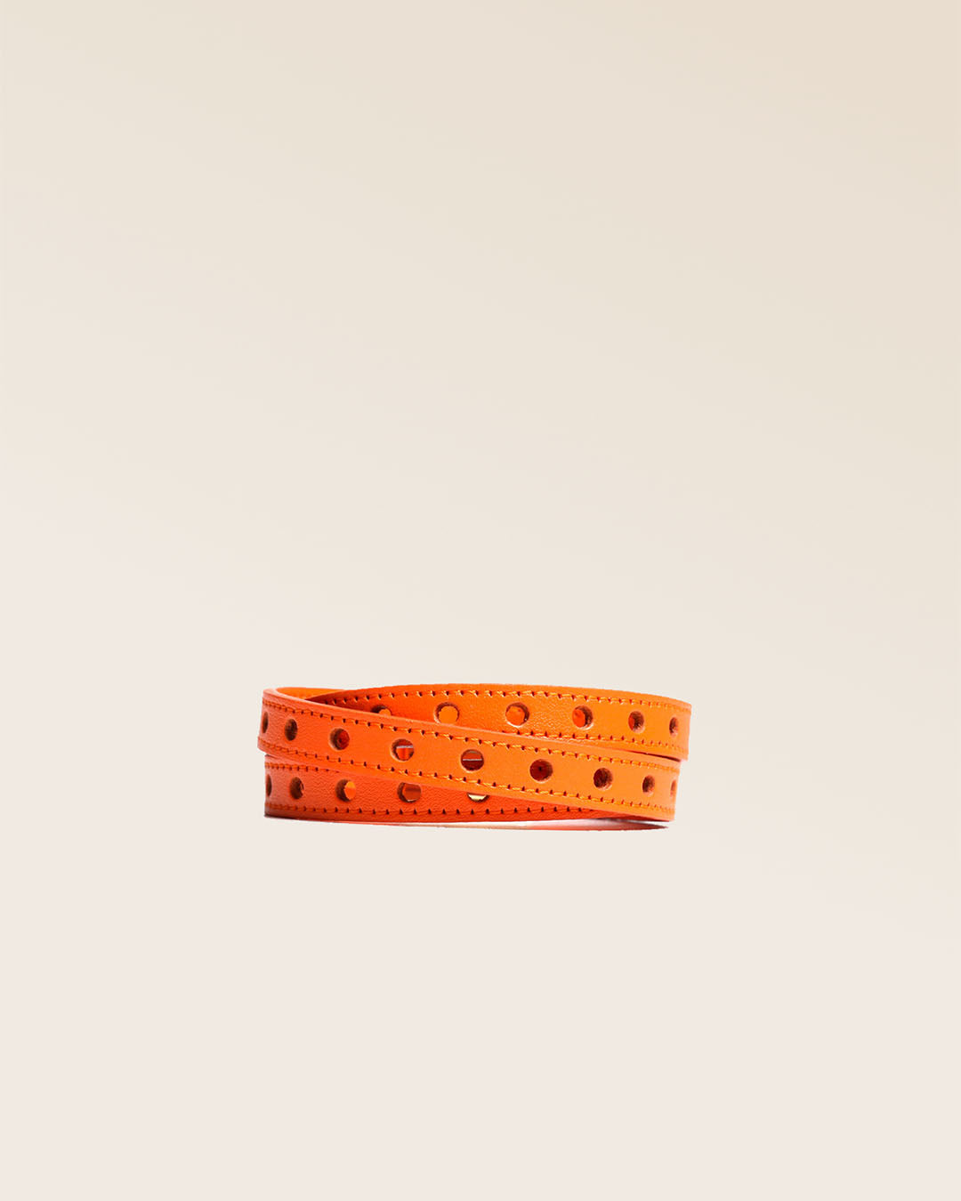 Notre bracelet Totem en cuir d'agneau perforé noir vu de face en studio.