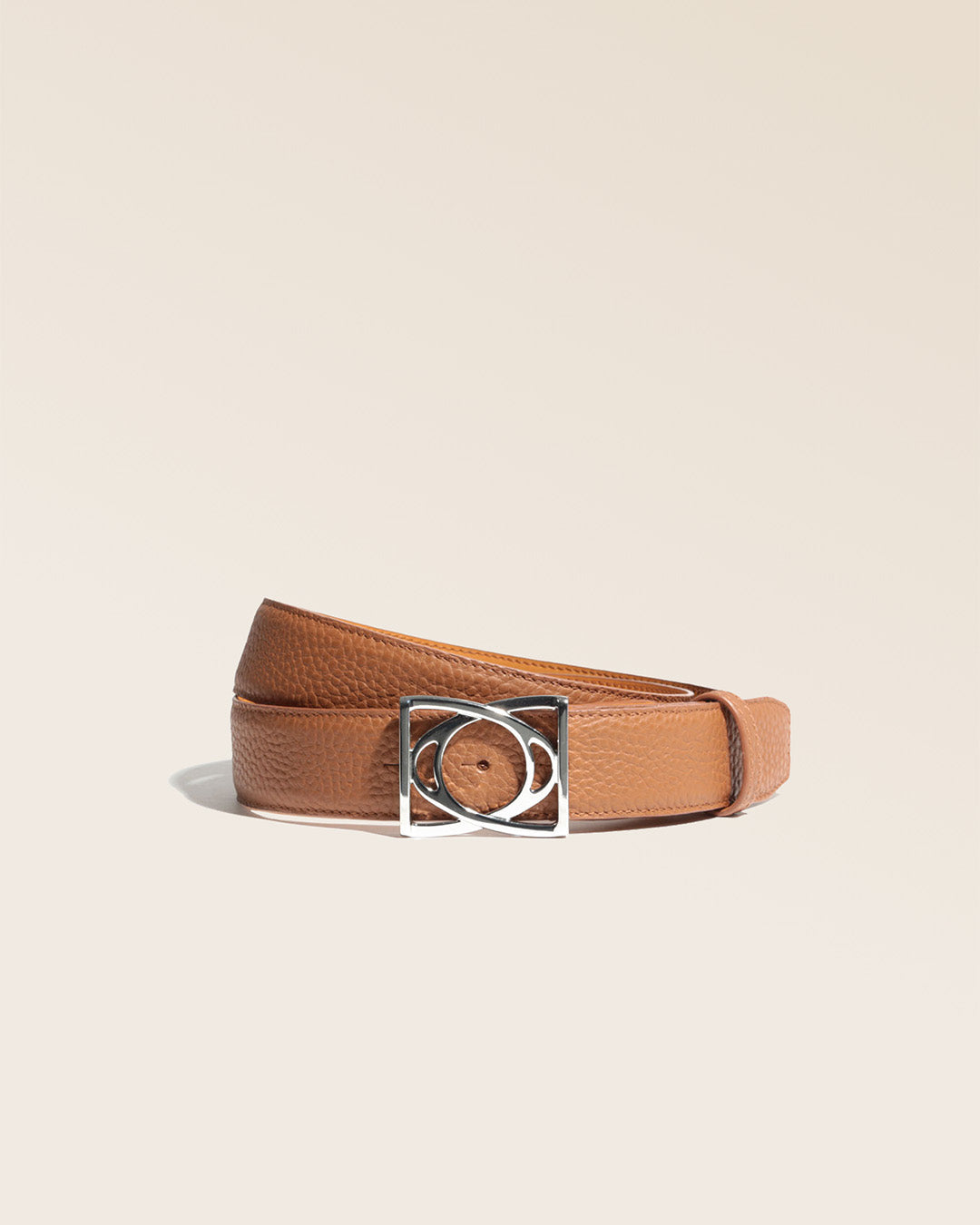 Notre ceinture Cabriole Renouard en cuir façon vigogne fauve, vue en studio.