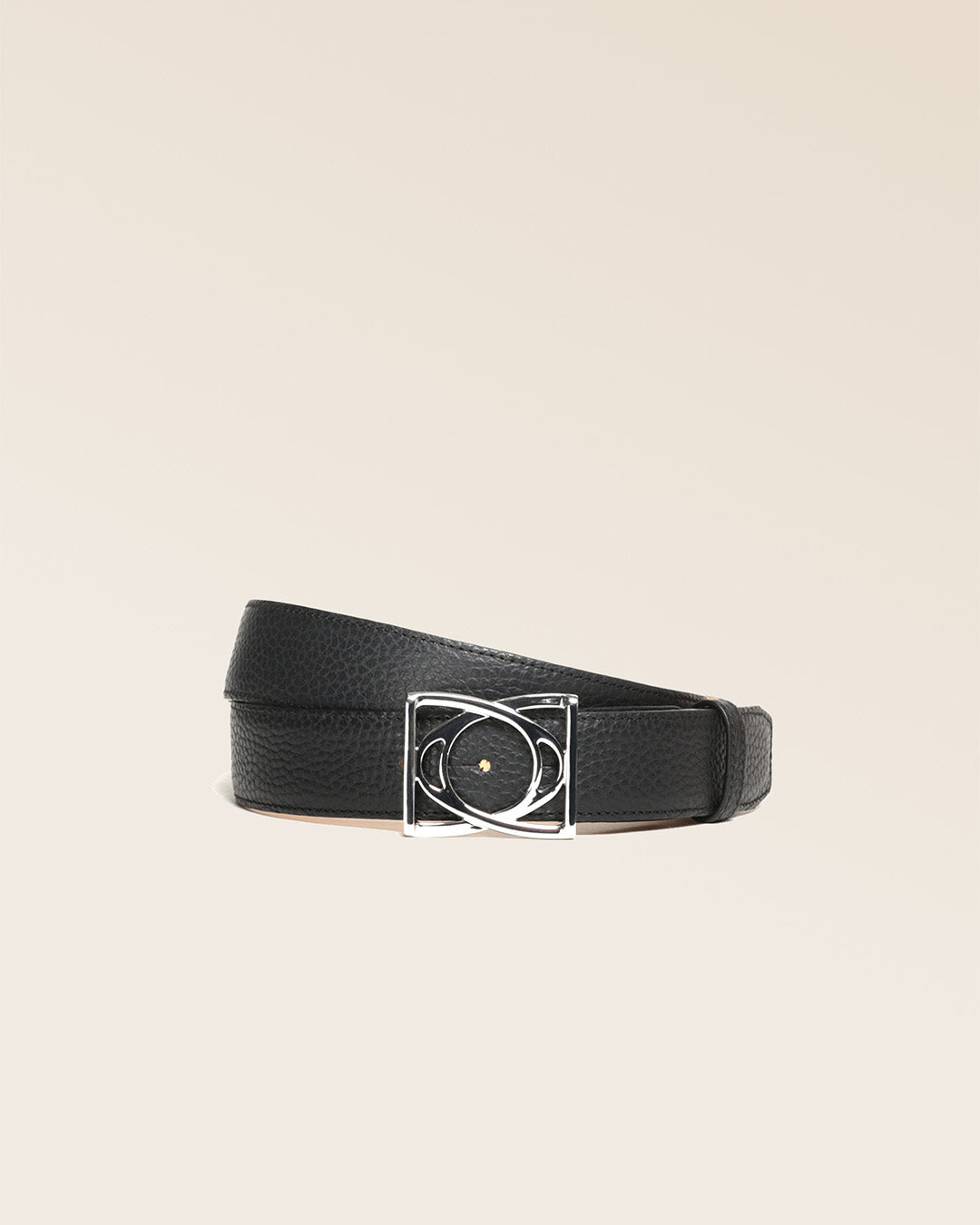 Notre ceinture Cabriole Renouard en cuir façon vigogne noir, vue en studio.