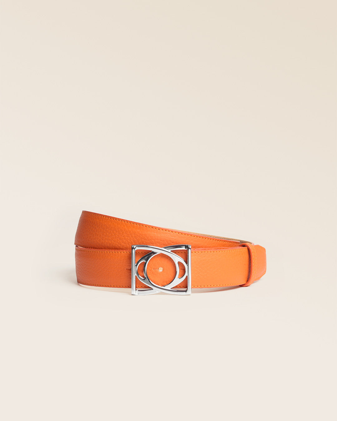 Notre ceinture Cabriole en cuir façon vigogne orange vu de face en studio.
